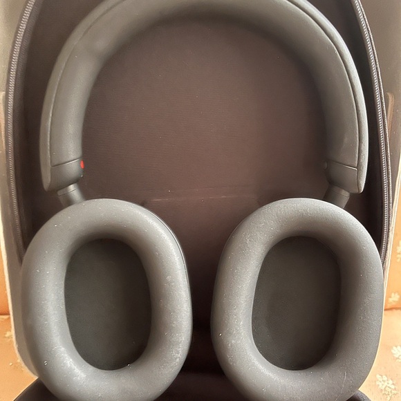 New Sony WH-1000XM5 Wireless Noise Canceling Headphones in Black - Picture 5 of 9